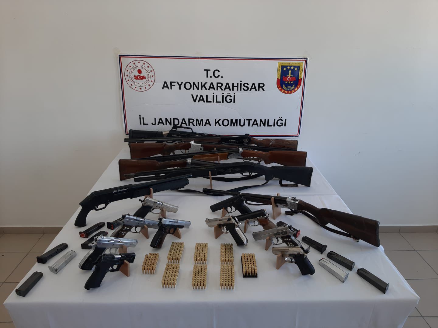 Afyonkarahisar İl Jandarma Komutanlığı, Çobanlar İlçesi'nde gerçekleştirdiği başarılı bir operasyonla,