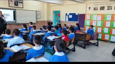   Sinanpaşa İlçe Nüfus Müdürlüğü, okullarda öğrencilere kimlik kartlarını tanıtıyor.