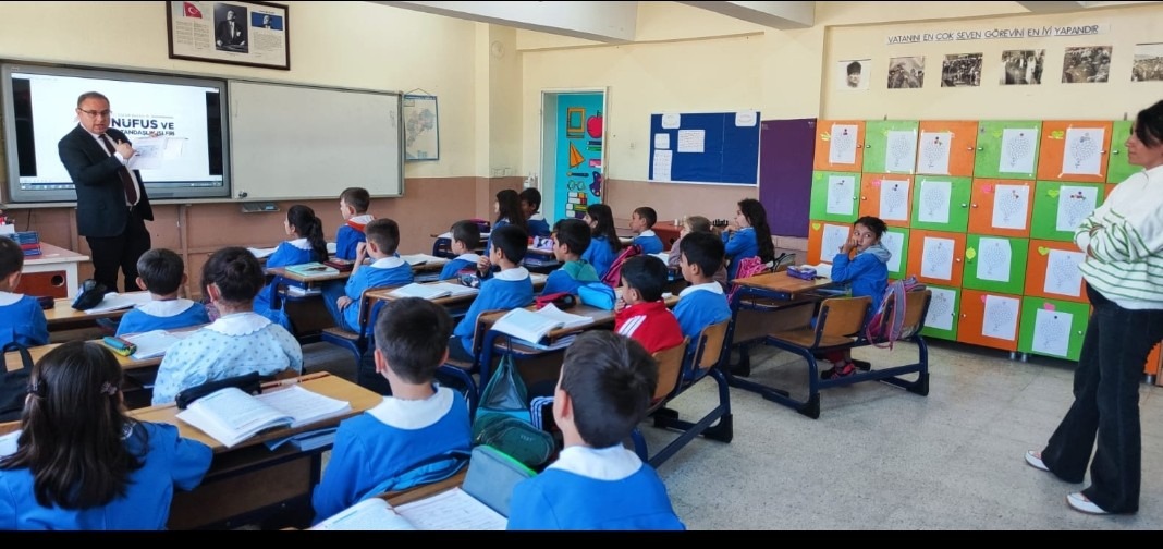   Sinanpaşa İlçe Nüfus Müdürlüğü, okullarda öğrencilere kimlik kartlarını tanıtıyor.