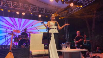 Manisa'nın Alaşehir ilçesinde gerçekleştirilen "Çeşitli Üzüm Festivali" kapsamında sevilen sanatçı