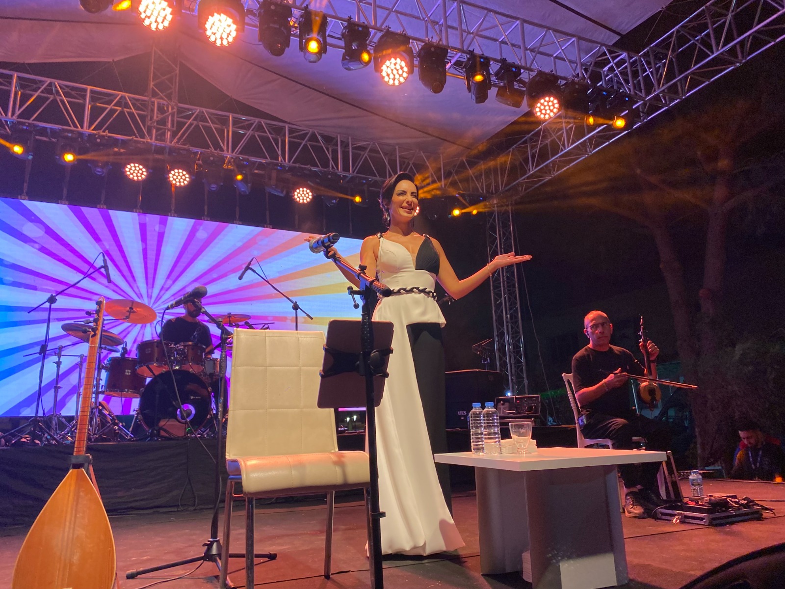 Manisa'nın Alaşehir ilçesinde gerçekleştirilen "Çeşitli Üzüm Festivali" kapsamında sevilen sanatçı