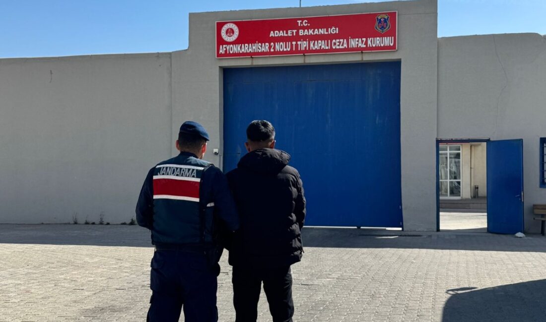 Afyonkarahisar’da hırsızlık ve yaralama suçlarından aranan iki şahıs, tutuklanarak cezaevine