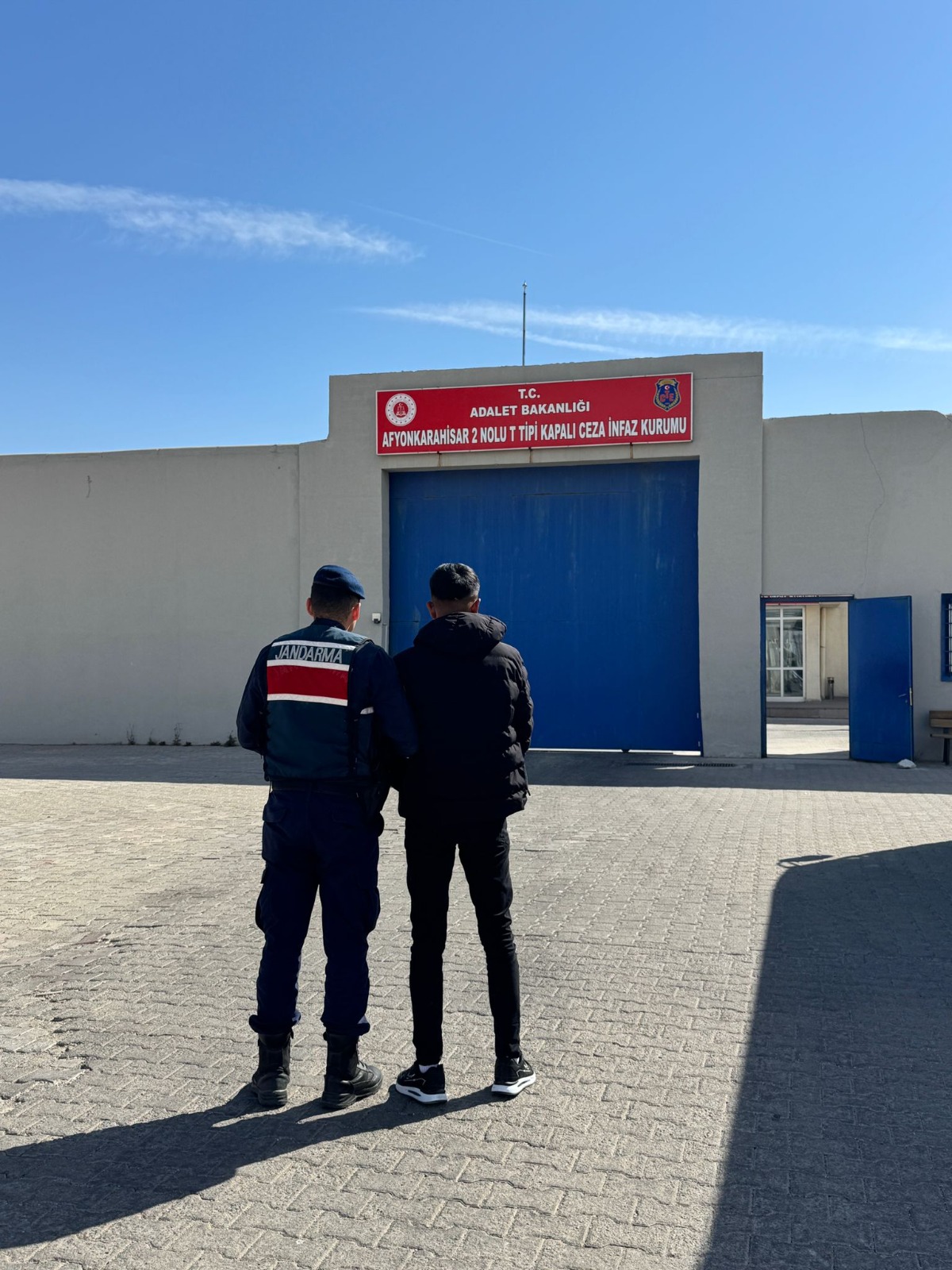 Afyonkarahisar’da hırsızlık ve yaralama suçlarından aranan iki şahıs, tutuklanarak cezaevine