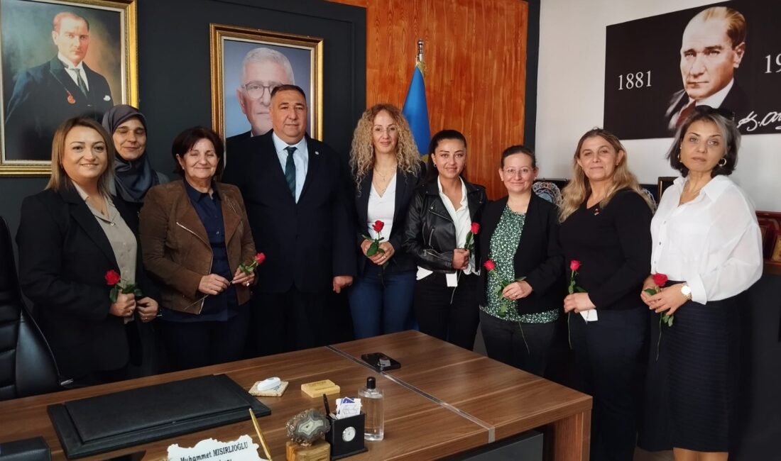 CHP Afyonkarahisar İl Kadın Kolları Başkanı Makbule Abay ve beraberindeki