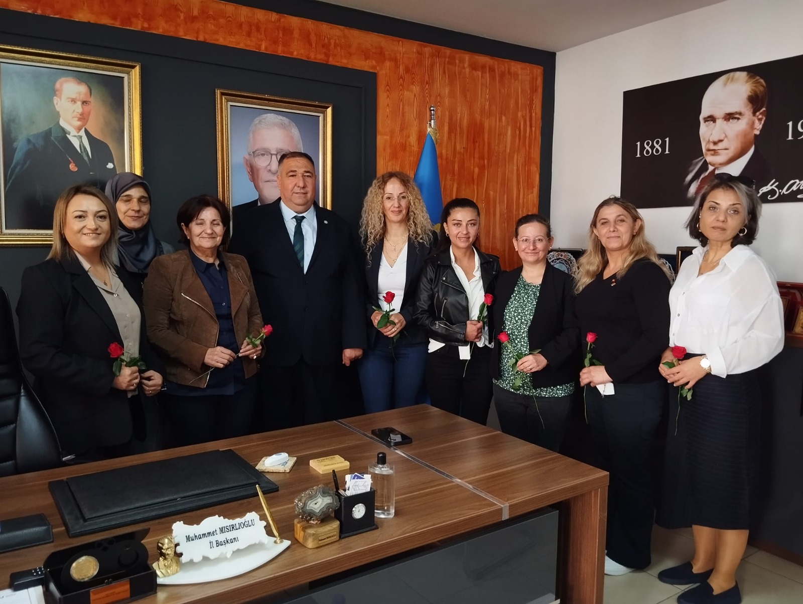 CHP Afyonkarahisar İl Kadın Kolları Başkanı Makbule Abay ve beraberindeki
