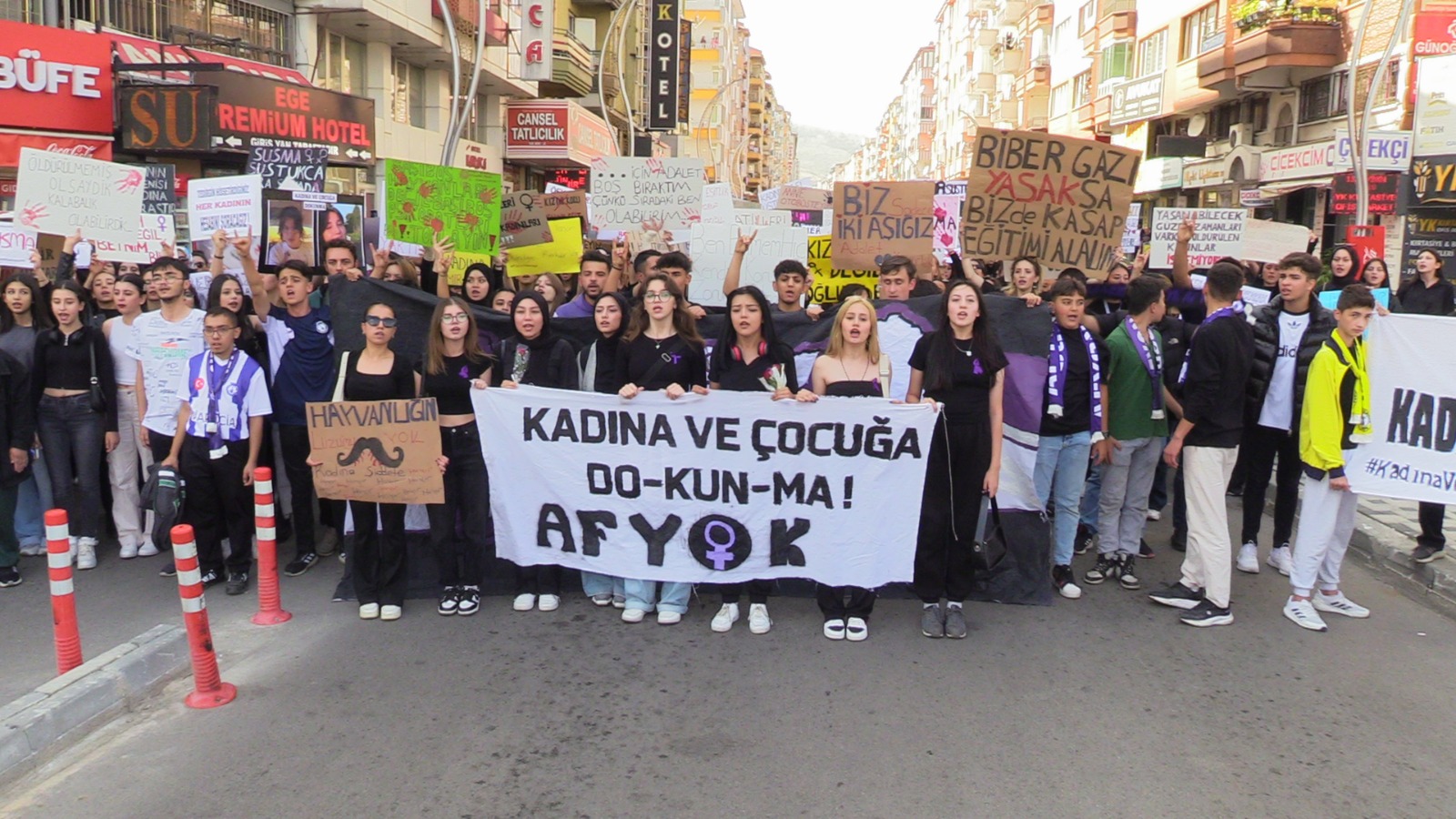 Afyonkarahisar’da gençler kadına ve çocuklara yönelik şiddete tepki göstermek için