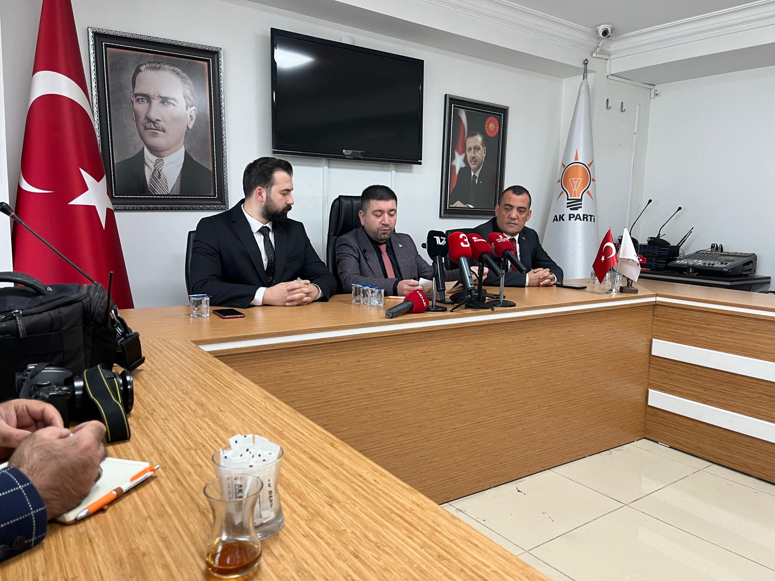 AK Parti Afyonkarahisar İl Başkanlığı, basın toplantısı düzenleyerek ulusal ve