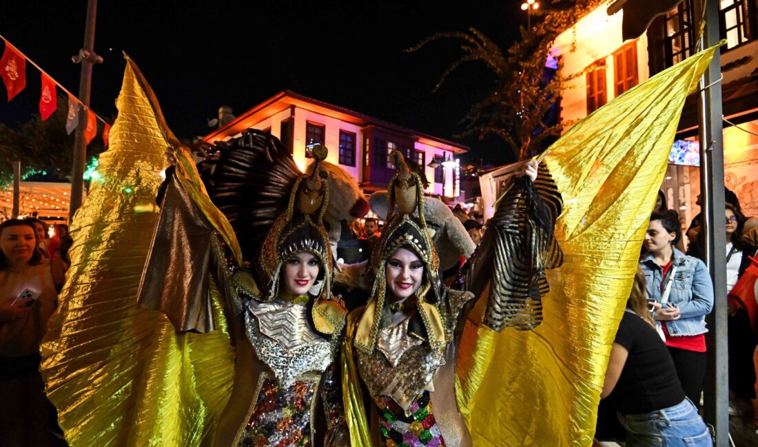 Antalya Muratpaşa Belediyesi’nin düzenlediği Kaleiçi Old Town Festivali’nin geleneksel korteji,