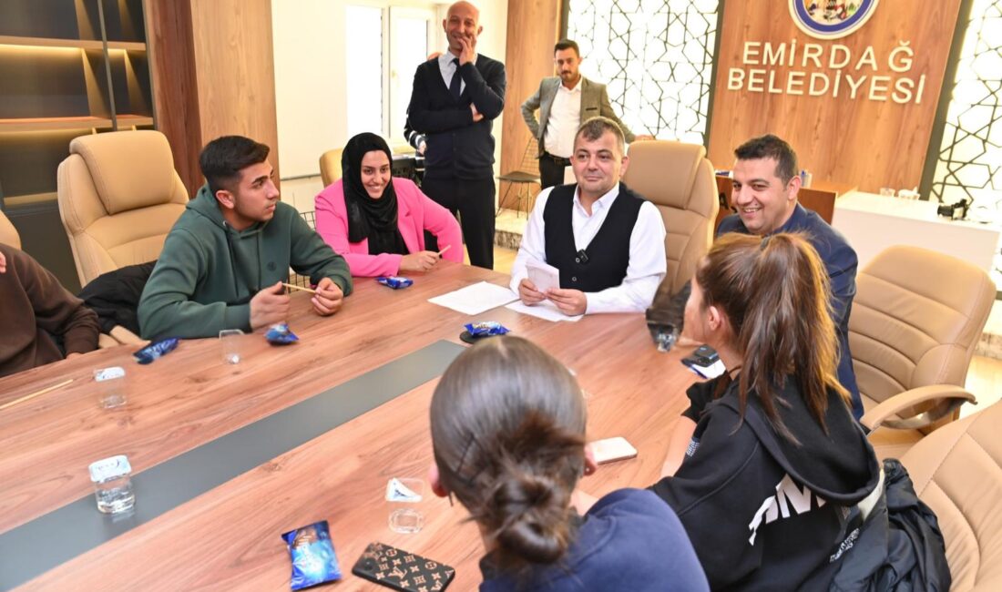 Gençlere yönelik önemli projelere imza atan Emirdağ Belediye Başkanı Serkan