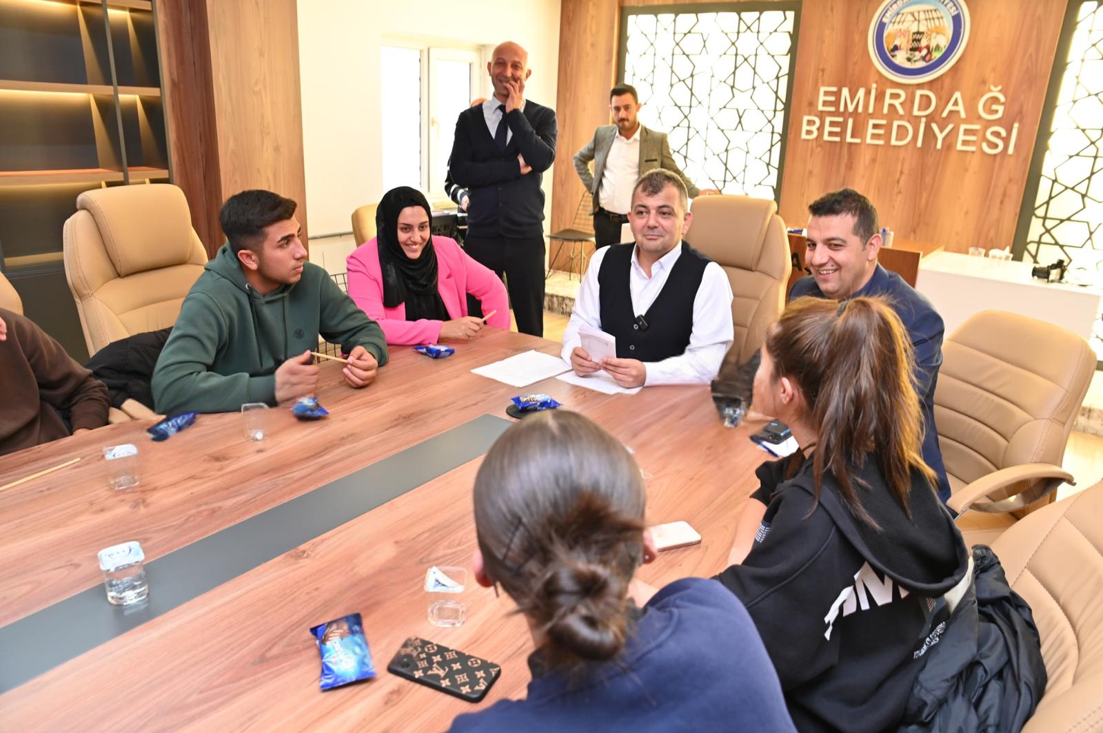Gençlere yönelik önemli projelere imza atan Emirdağ Belediye Başkanı Serkan