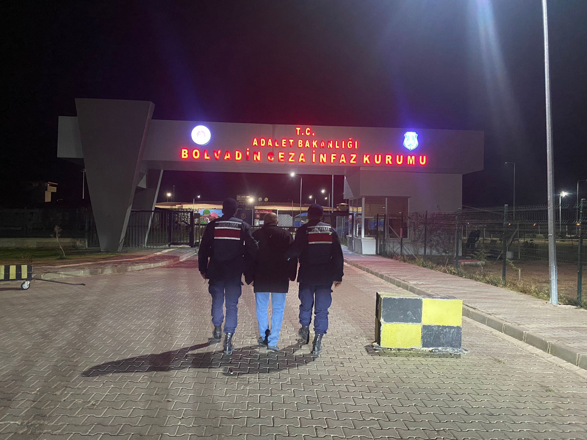 Afyonkarahisar İl Jandarma Komutanlığı, aranan şahısların tespiti ve yakalanmasına yönelik