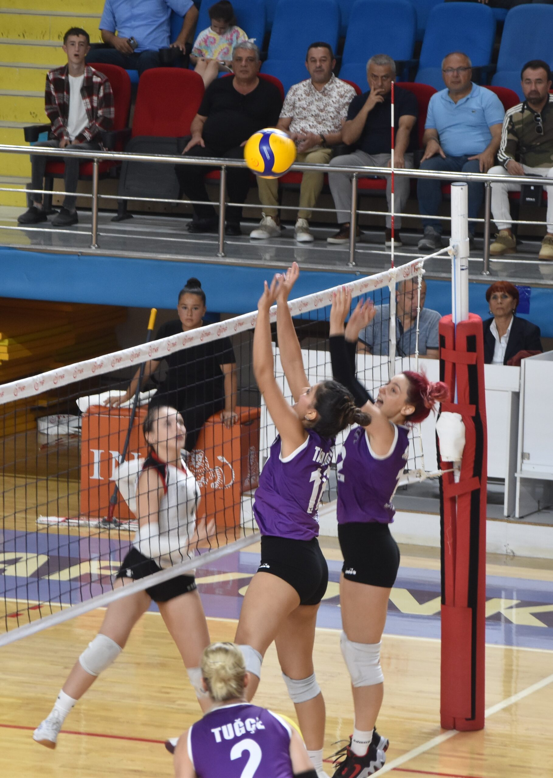 
Türkiye Voleybol Federasyonu (TVF) Kadınlar 2. Ligi’nde mücadele eden Afyon