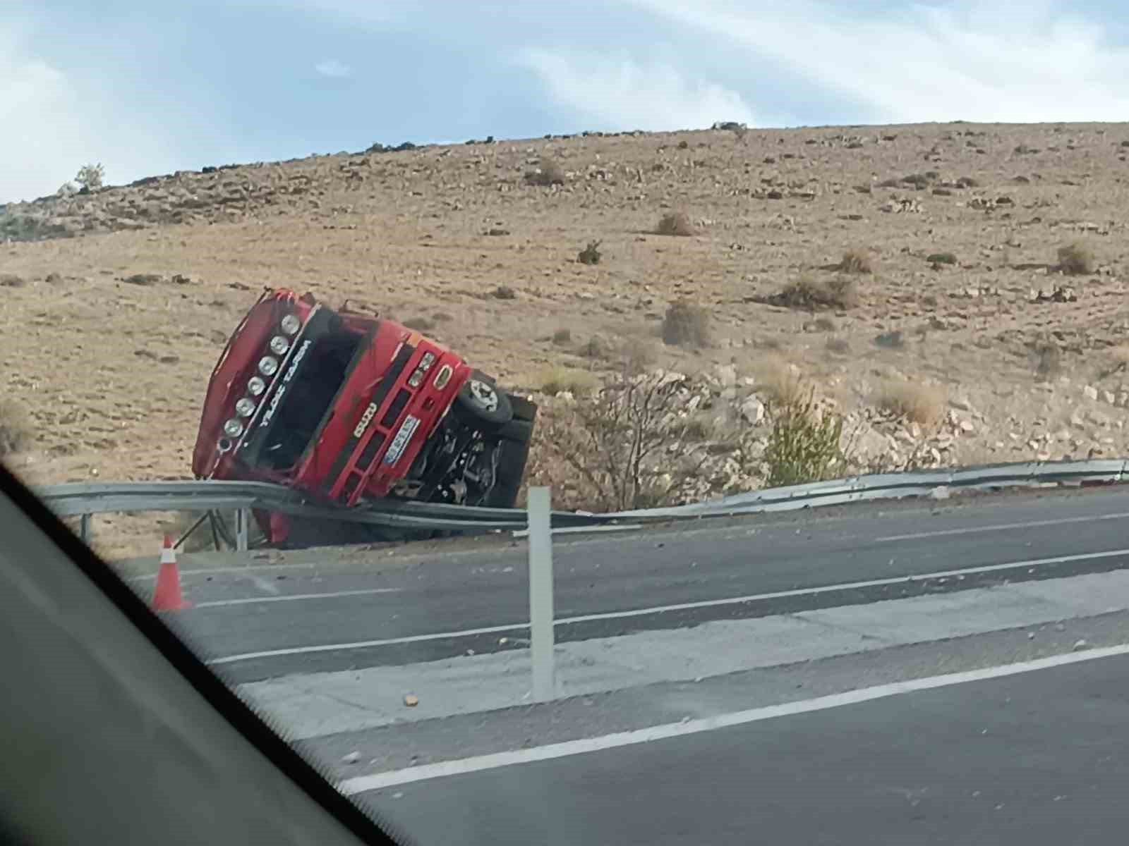 AFYONKARAHİSAR'DA SEYİR HALİNDEKİ PATATES YÜKLÜ KAMYON İLE BÜYÜKBAŞ HAYVAN YÜKLÜ