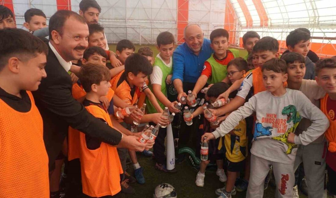 AFYONKARAHİSAR’DA GENÇLER ‘GAZOZUNA MAÇ’ İLE SPORUN TADINI ÇIKARDI