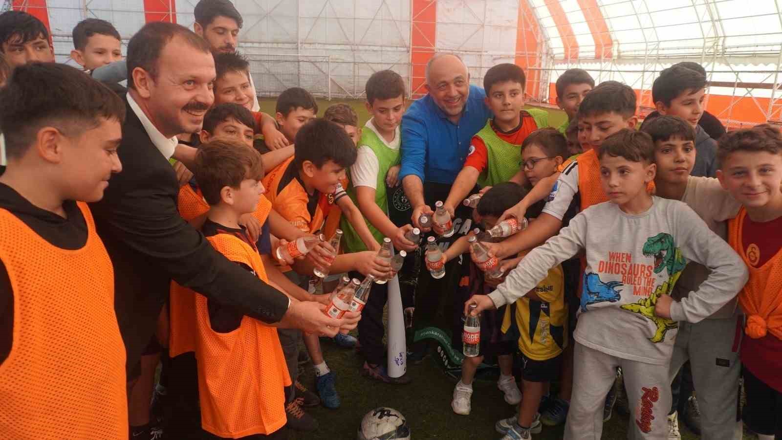 AFYONKARAHİSAR’DA GENÇLER ‘GAZOZUNA MAÇ’ İLE SPORUN TADINI ÇIKARDI