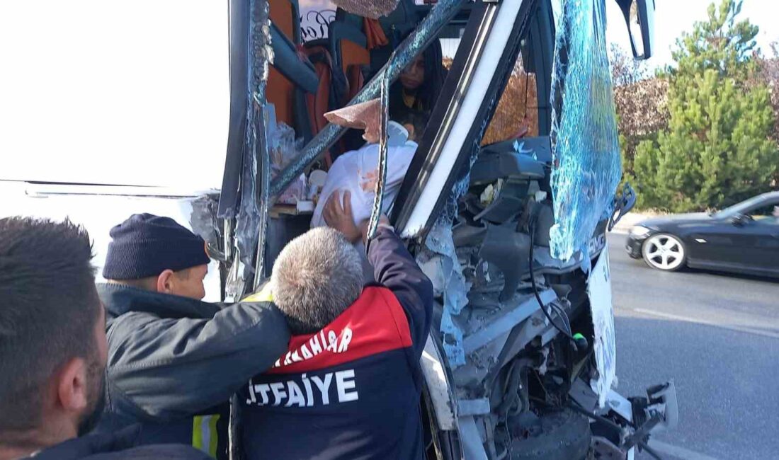 Afyonkarahisar’da yolcu otobüsünün kamyona arkadan çarptığı trafik kazasında 20 kişi