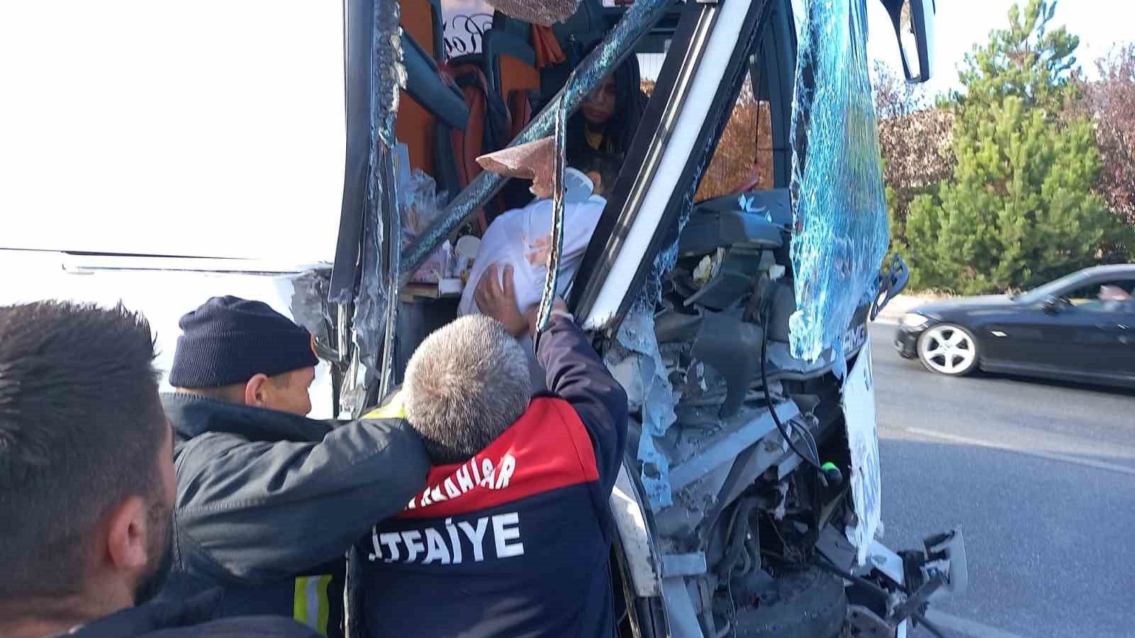 Afyonkarahisar’da yolcu otobüsünün kamyona arkadan çarptığı trafik kazasında 20 kişi