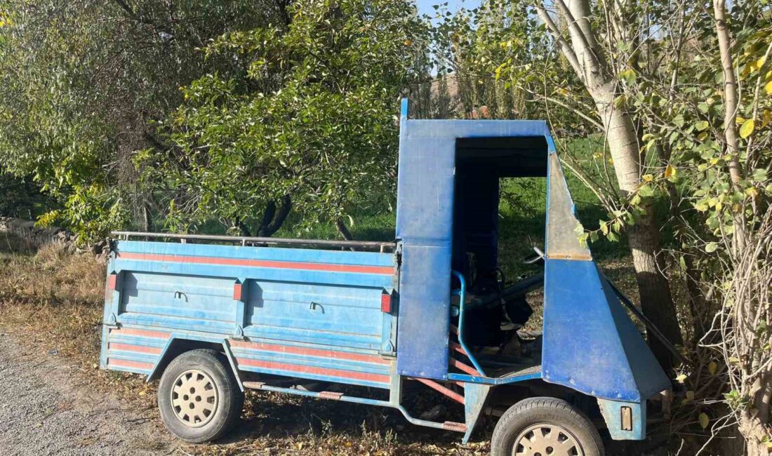 AFYONKARAHİSAR’DA KONTROLDEN ÇIKARAK AĞAÇLARA ÇARPAN PATPAT SÜRÜCÜSÜ AĞIR YARALANDI.