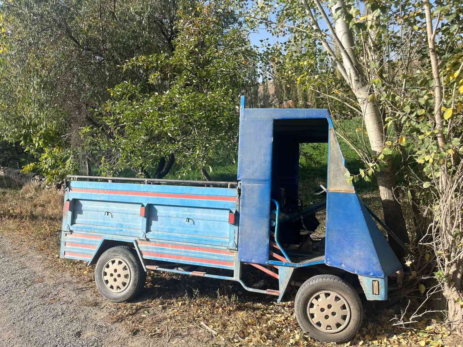 AFYONKARAHİSAR’DA KONTROLDEN ÇIKARAK AĞAÇLARA ÇARPAN PATPAT SÜRÜCÜSÜ AĞIR YARALANDI.