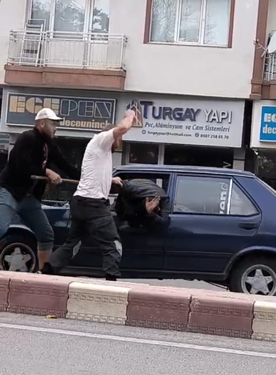 Afyonkarahisar’da yol verme tartışmasından çıkan kavgada 3 kişi aracın camından