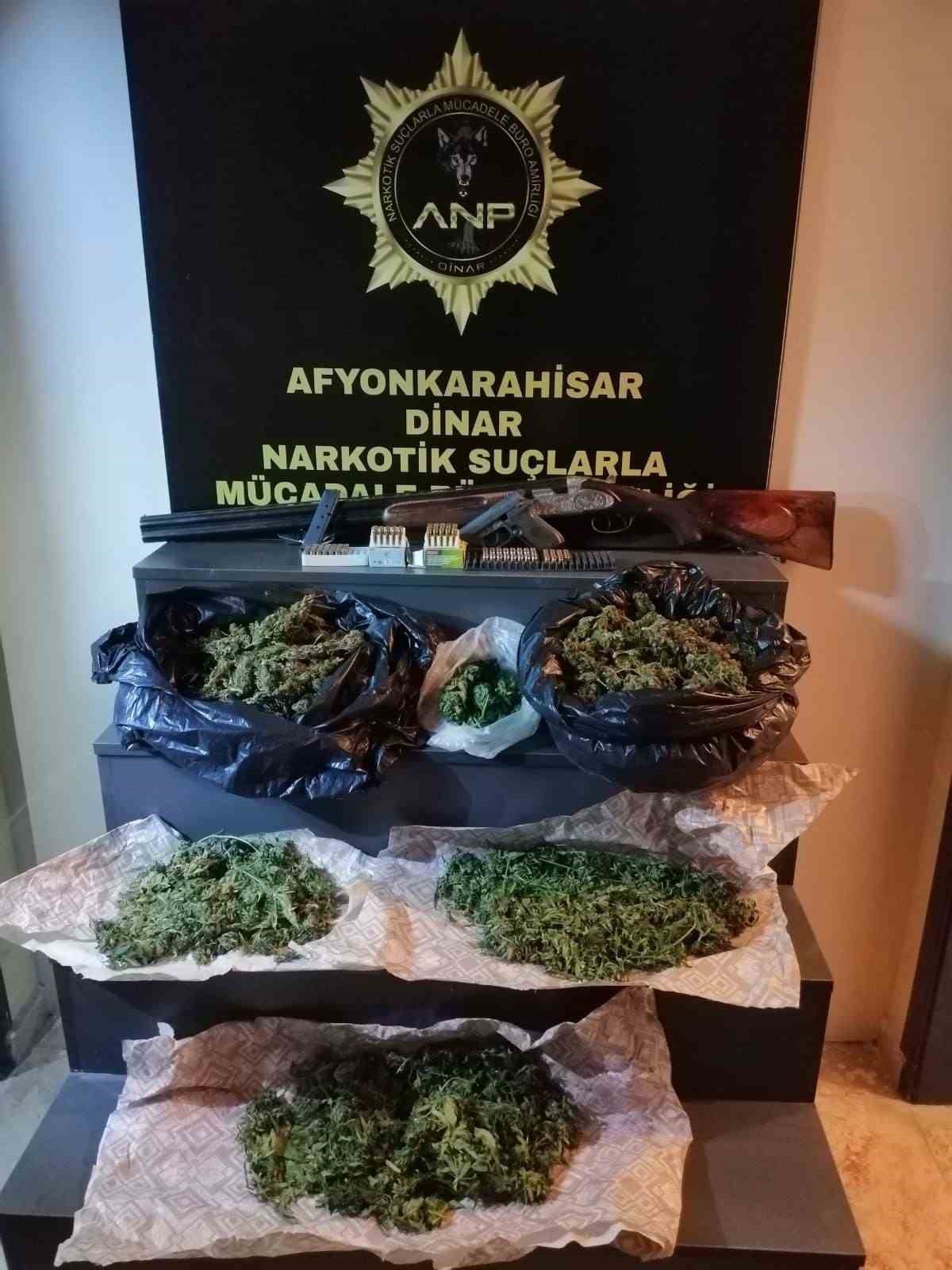 AFYONKARAHİSAR’DA BİR BAĞ EVİNE BASKIN DÜZENLEYEN POLİS EKİPLERİ 1 KİLO