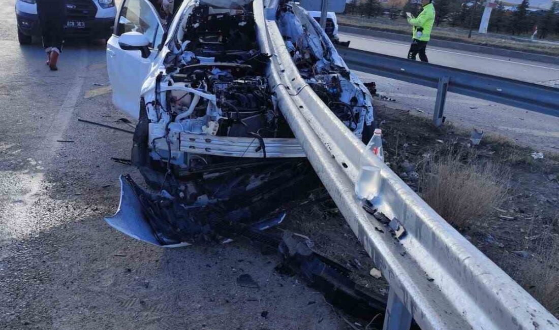 Afyonkarahisar’da kontrolden çıkarak bariyere ok gibi saplanan otomobilde bir kişi