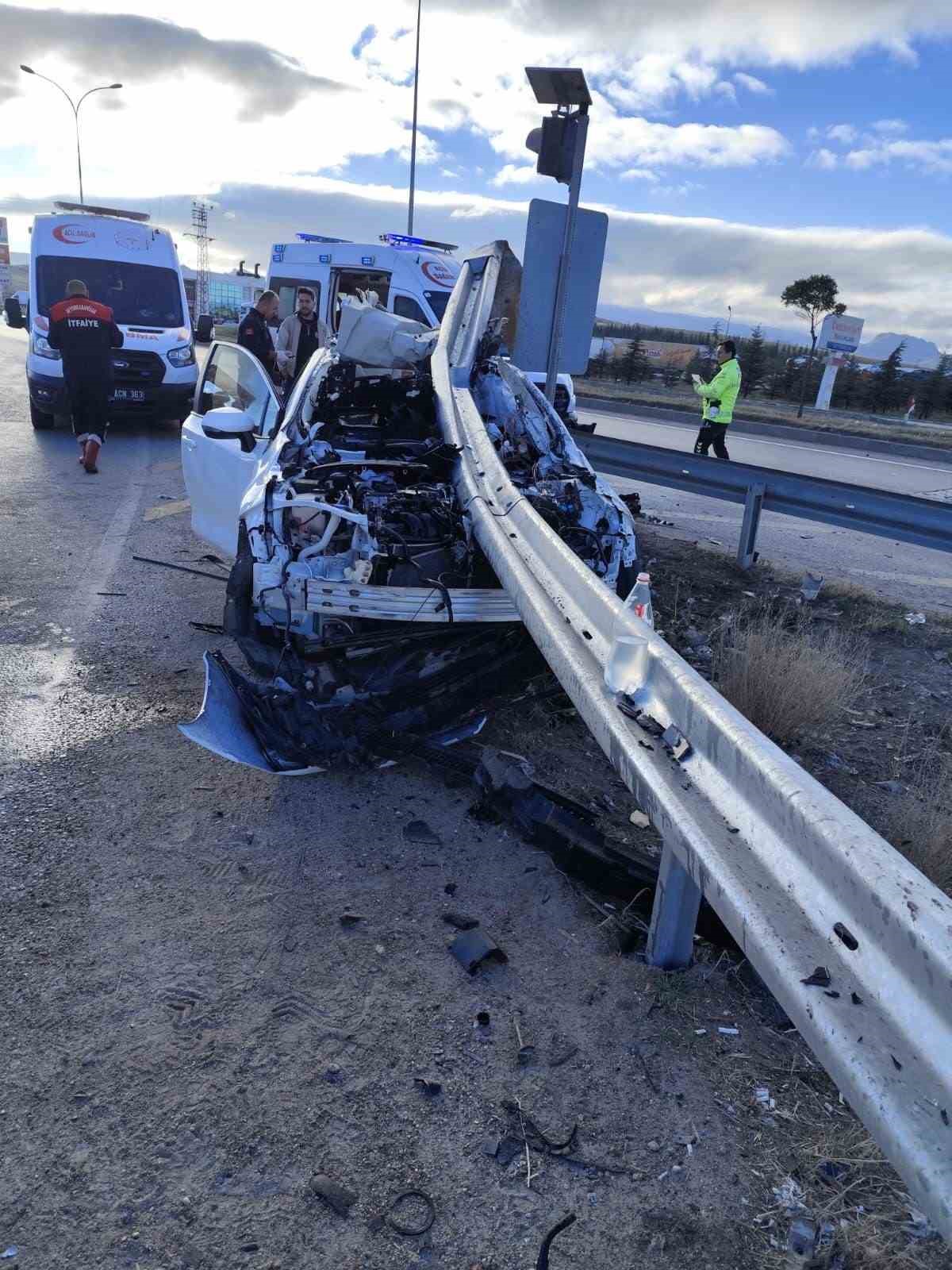 Afyonkarahisar’da kontrolden çıkarak bariyere ok gibi saplanan otomobilde bir kişi