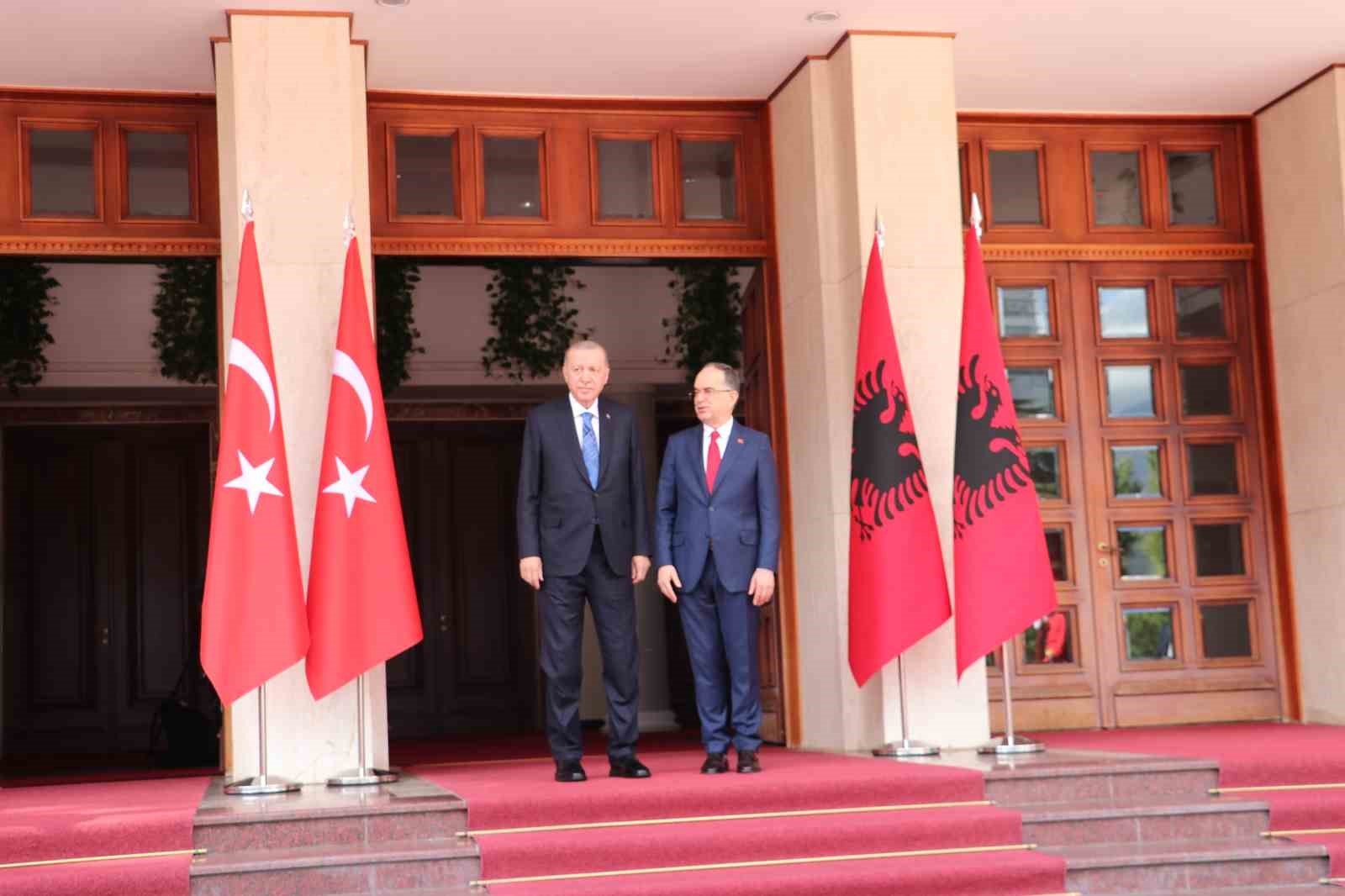 CUMHURBAŞKANI RECEP TAYYİP ERDOĞAN, TEMASLARDA BULUNMAK ÜZERE GELDİĞİ TİRAN’DA ARNAVUTLUK
