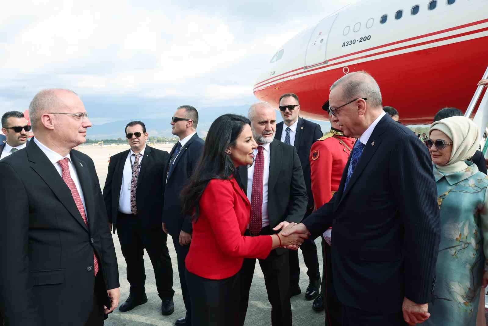CUMHURBAŞKANI RECEP TAYYİP ERDOĞAN, RESMİ TEMASLARDA BULUNMAK ÜZERE ARNAVUTLUK'UN BAŞKENTİ
