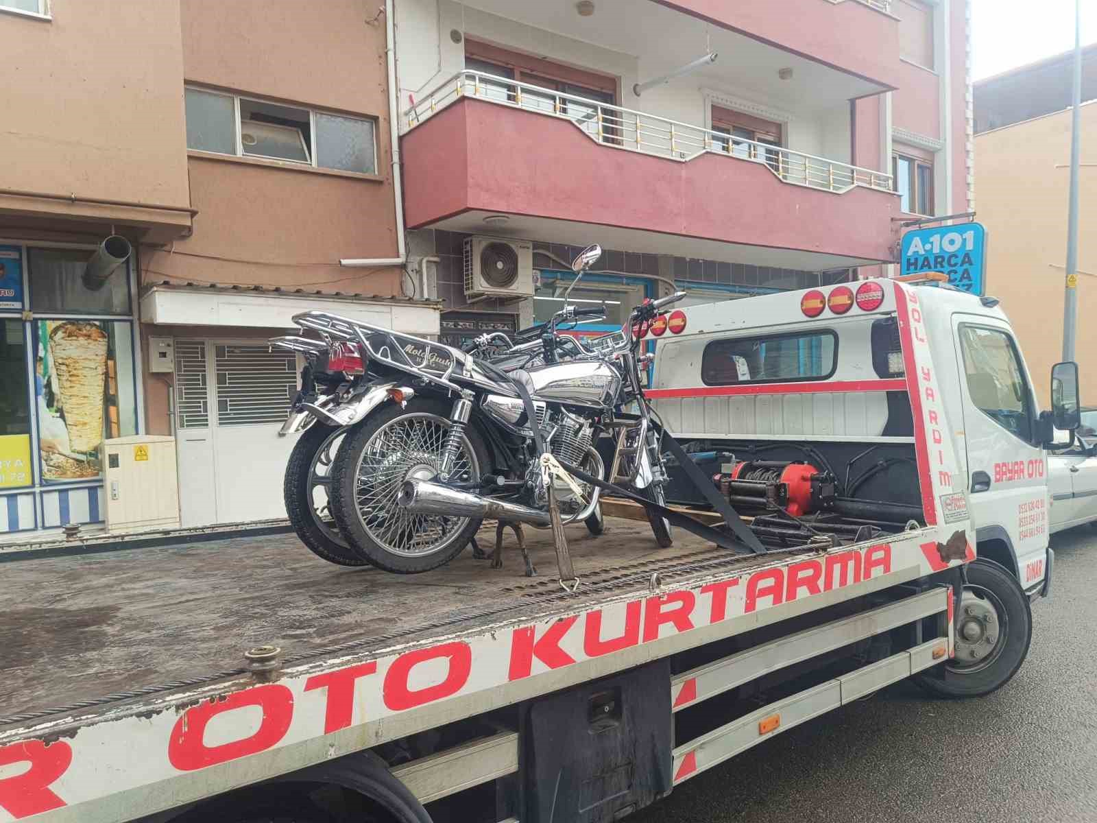 Afyonkarahisar’ın Dinar ilçesinde motosiklet sürücülerine yönelik polis tarafından yapılan denetimde