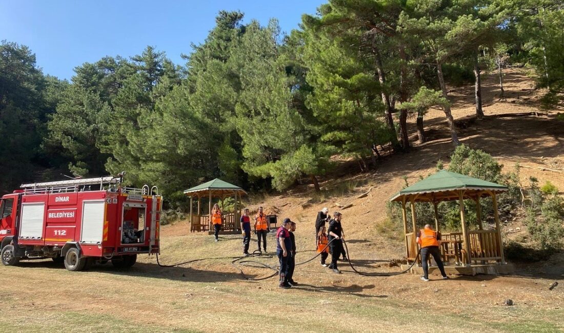 Afyonkarahisar’ın Dinar ilçesindeki ormanlık alanlarda çöp toplama faaliyeti gerçekleştirildi. Doğa