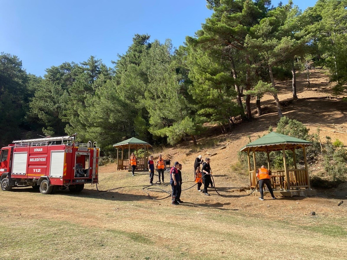 Afyonkarahisar’ın Dinar ilçesindeki ormanlık alanlarda çöp toplama faaliyeti gerçekleştirildi. Doğa