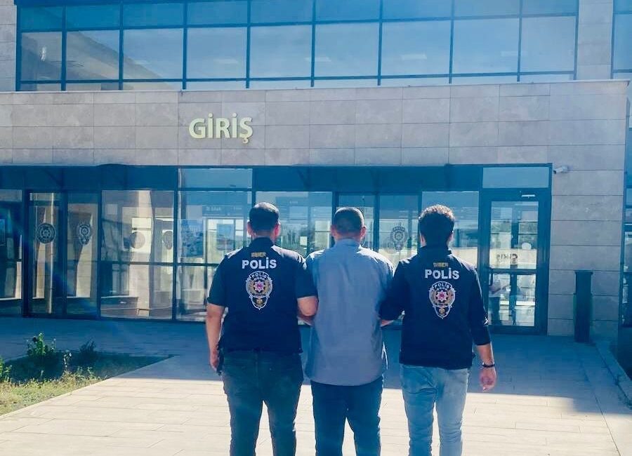 Afyonkarahisar’da dolandırıcılık suçundan 4 yıl hapis cezasıyla aranan şahıs polis