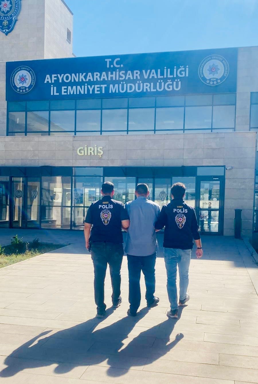 Afyonkarahisar’da dolandırıcılık suçundan 4 yıl hapis cezasıyla aranan şahıs polis