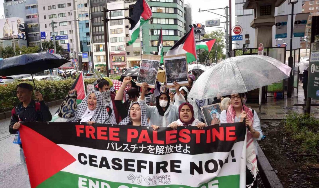 JAPONYA'NIN BAŞKENTİ TOKYO'DA YÜZLERCE KİŞİ, İSRAİL'İN FİLİSTİN'DE YÜRÜTTÜĞÜ SOYKIRIMA TEPKİ