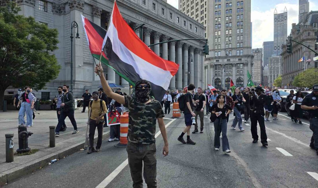 NEW YORK'TA BİNLERCE FİLİSTİN YANLISI İSRAİL SALDIRILARINI 1. YILINDA PROTESTO