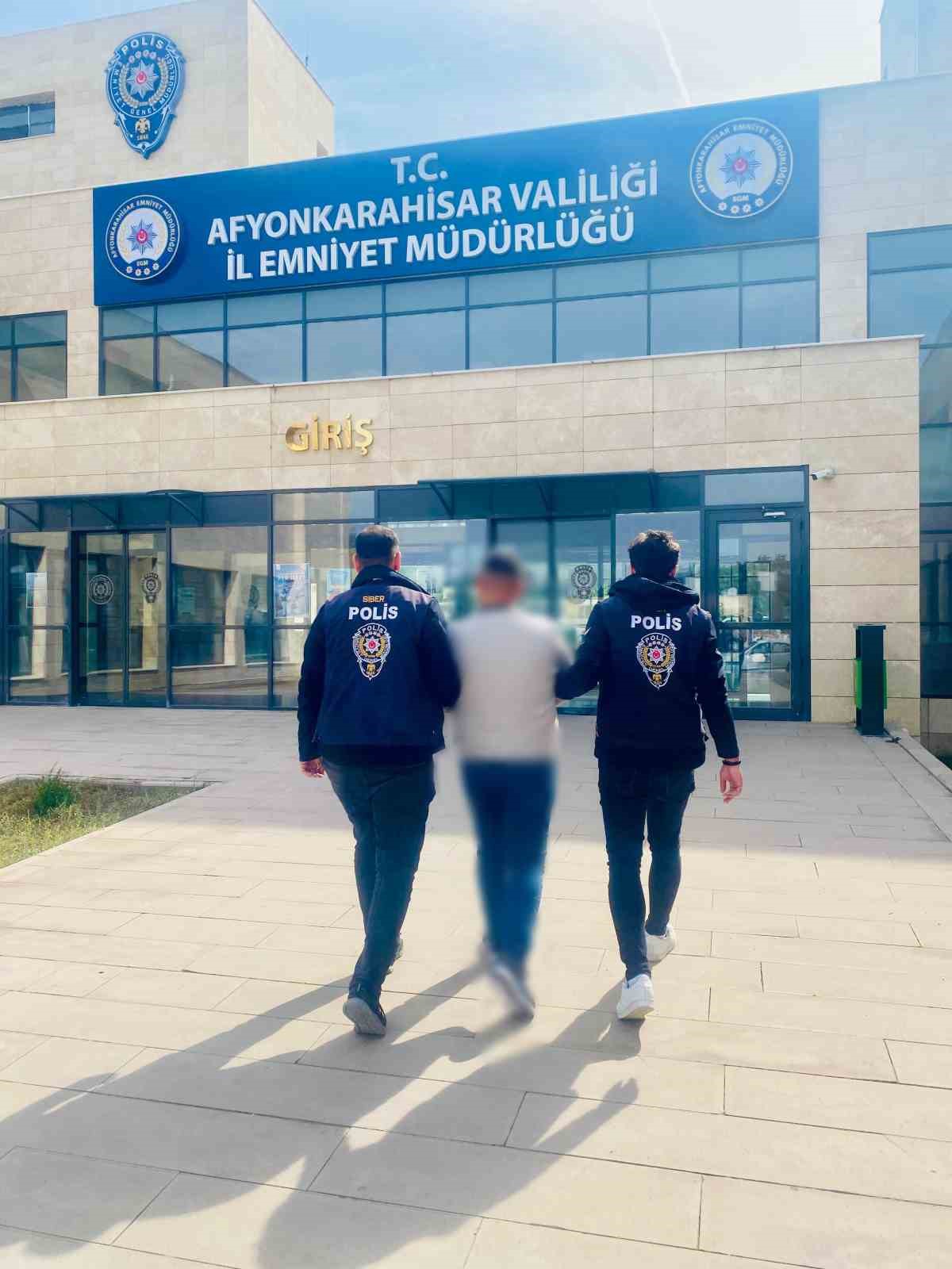 Afyonkarahisar’da nitelikli dolandırıcılık suçundan hapis cezasıyla aranan şahıs polis tarafından