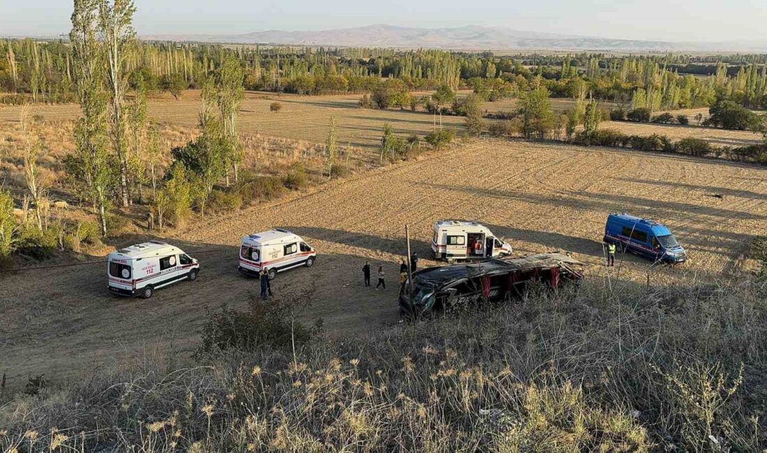 Afyonkarahisar’da kontrolden çıkarak yaklaşık 50 metre yükseklikten şarampole devrilen otobüste