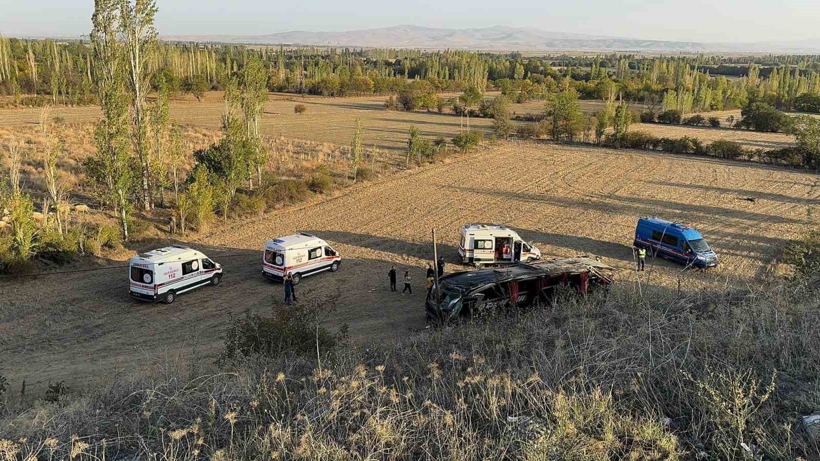 Afyonkarahisar’da kontrolden çıkarak yaklaşık 50 metre yükseklikten şarampole devrilen otobüste