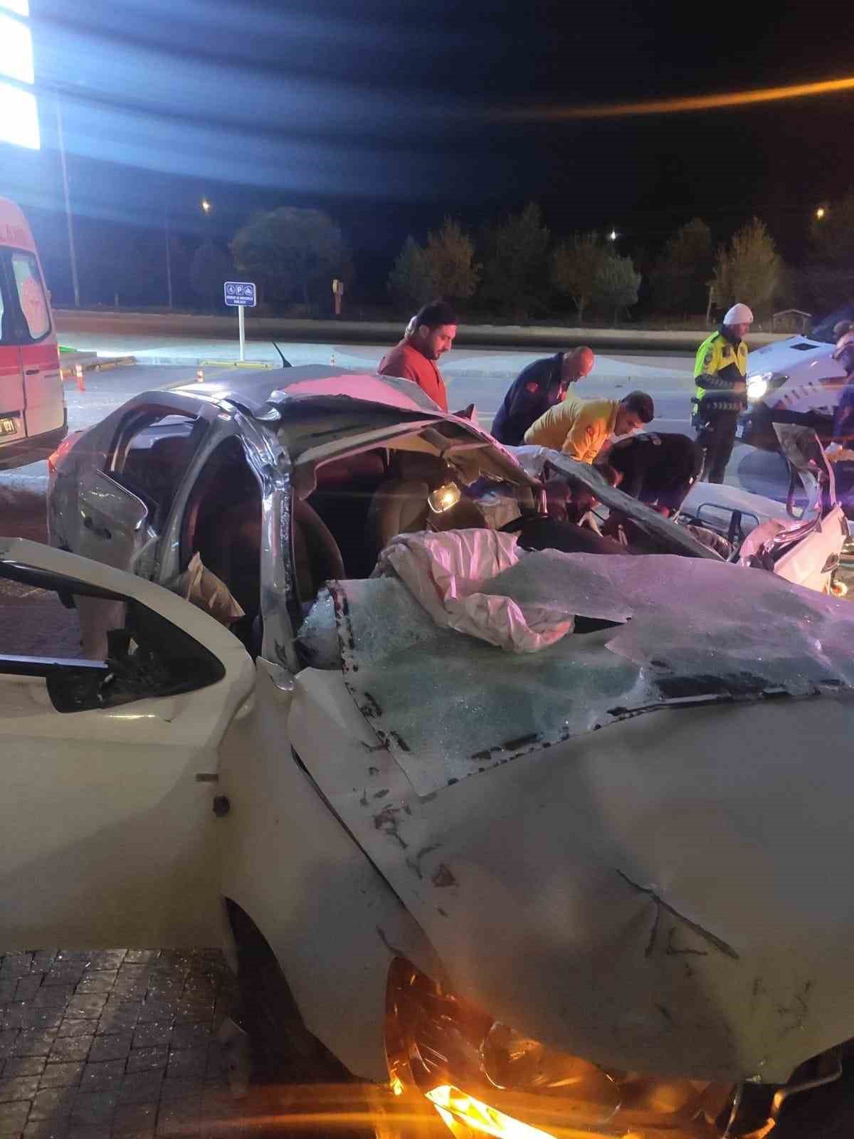 AFYONKARAHİSAR'DA ÖNCE DİREĞE ARDINDAN PARK HALİNDEKİ BİR ARACA ÇARPAN OTOMOBİLDEKİ