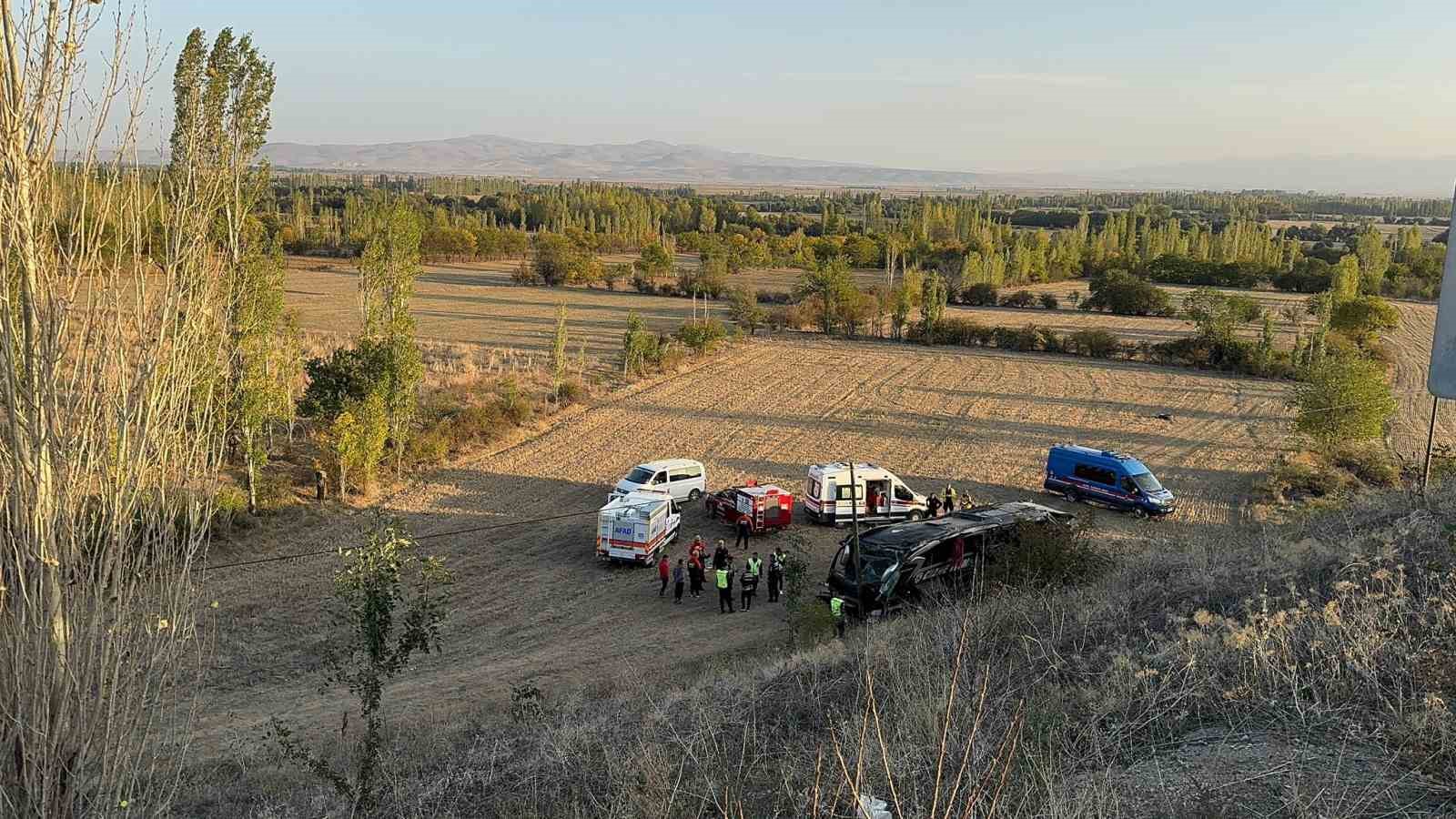 AFYONKARAHİSAR'DA KONTROLDEN ÇIKARAK BARİYERLERİ AŞIP ARDINDAN YAKLAŞIK 50 METRE YÜKSEKLİKTEKİ