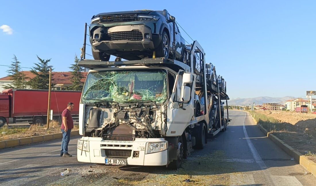 AFYONKARAHİSAR’DA SIFIR KİLOMETRE RENAULT VE DACİA MARKA SUV ARAÇLARI TAŞIYAN