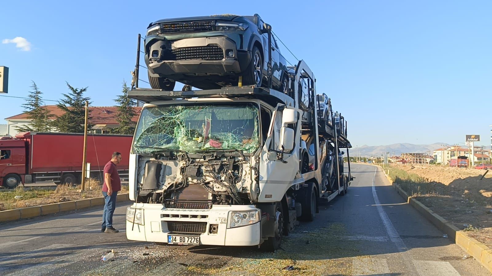 AFYONKARAHİSAR’DA SIFIR KİLOMETRE RENAULT VE DACİA MARKA SUV ARAÇLARI TAŞIYAN