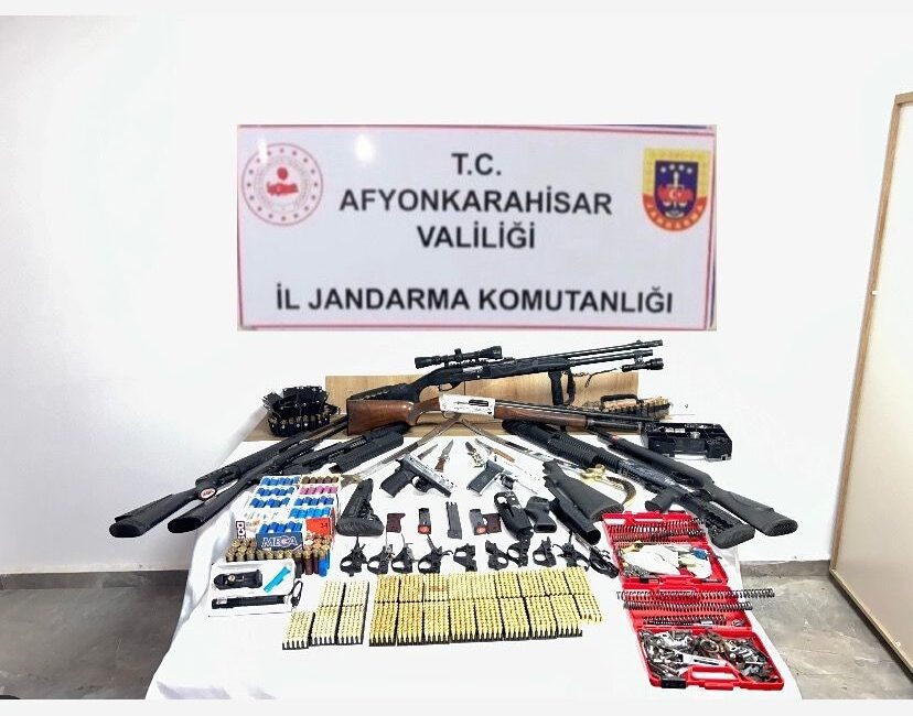 Afyonkarahisar’da silah ticareti yaptığı iddia edilen şahıs jandarmanın operasyonuyla yakalandı.