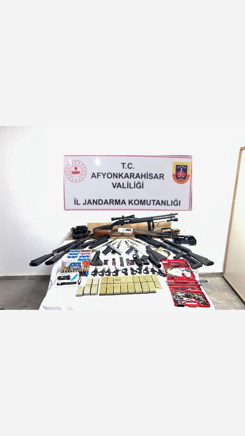 Afyonkarahisar’da silah ticareti yaptığı iddia edilen şahıs jandarmanın operasyonuyla yakalandı.