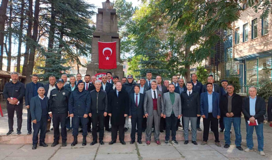 Afyonkarahisar’ın Şuhut ilçesinde 19 Ekim Muhtarlar Günü dolayısıyla tören yapıldı.
