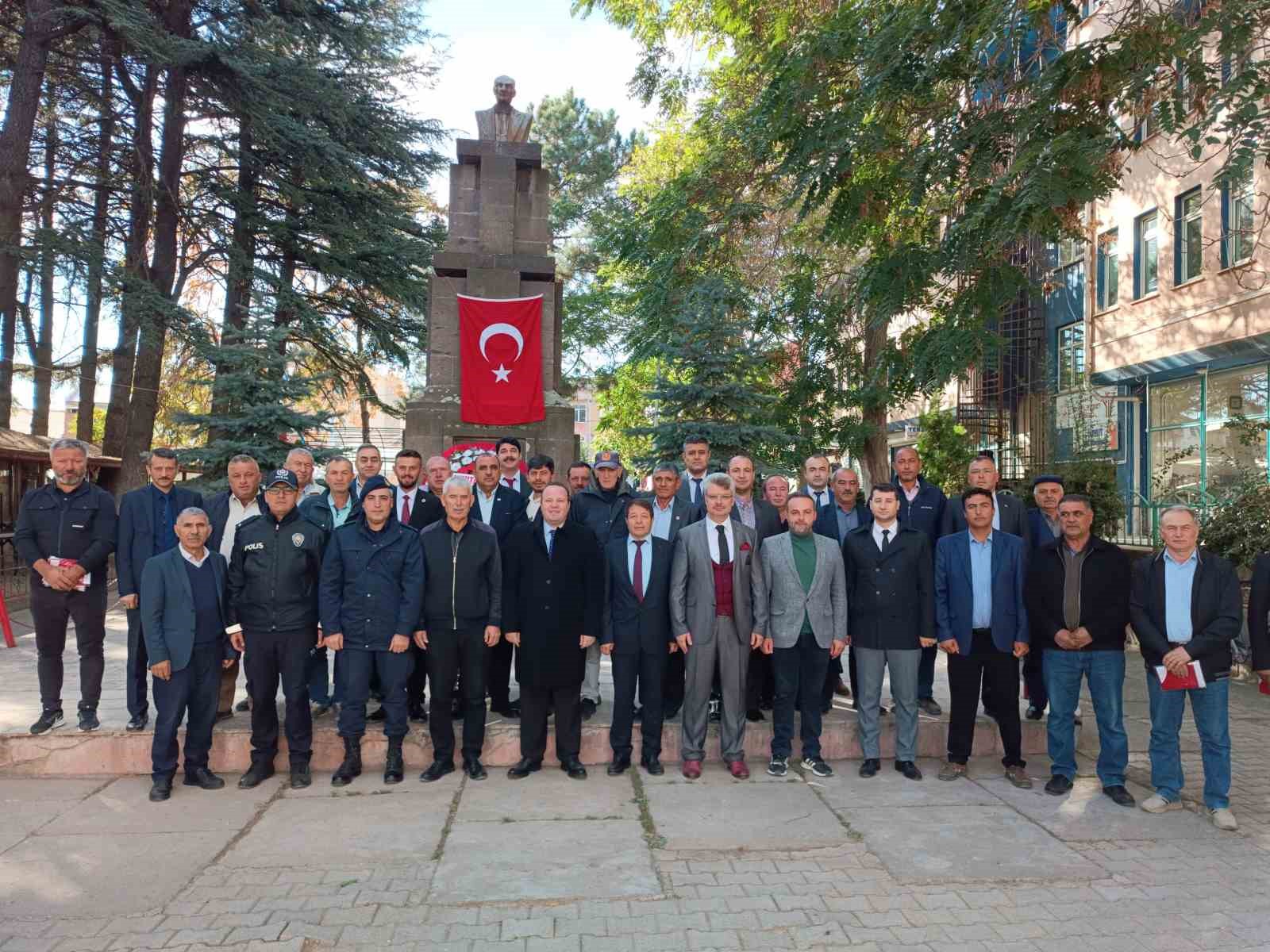 Afyonkarahisar’ın Şuhut ilçesinde 19 Ekim Muhtarlar Günü dolayısıyla tören yapıldı.