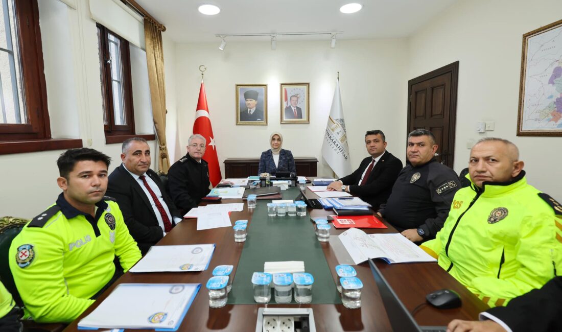 Afyonkarahisar genelinde asayiş ve trafik güvenliğinin değerlendirildiği toplantıya Vali Doç.