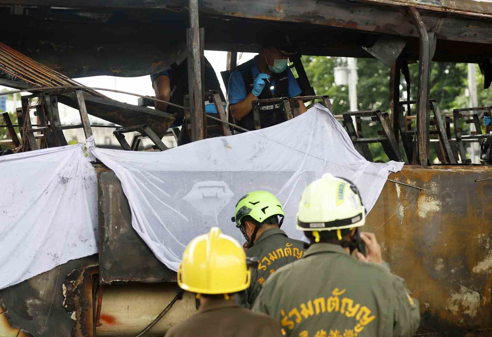Tayland’da anaokulu öğrencilerini taşıyan bir okul servisinin alev alması sonucu