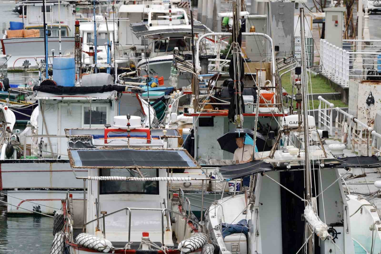 TAYVAN'DA BEKLENEN KRATHON TAYFUNU NEDENİYLE 112 UÇUŞ İPTAL EDİLDİ, BAZI